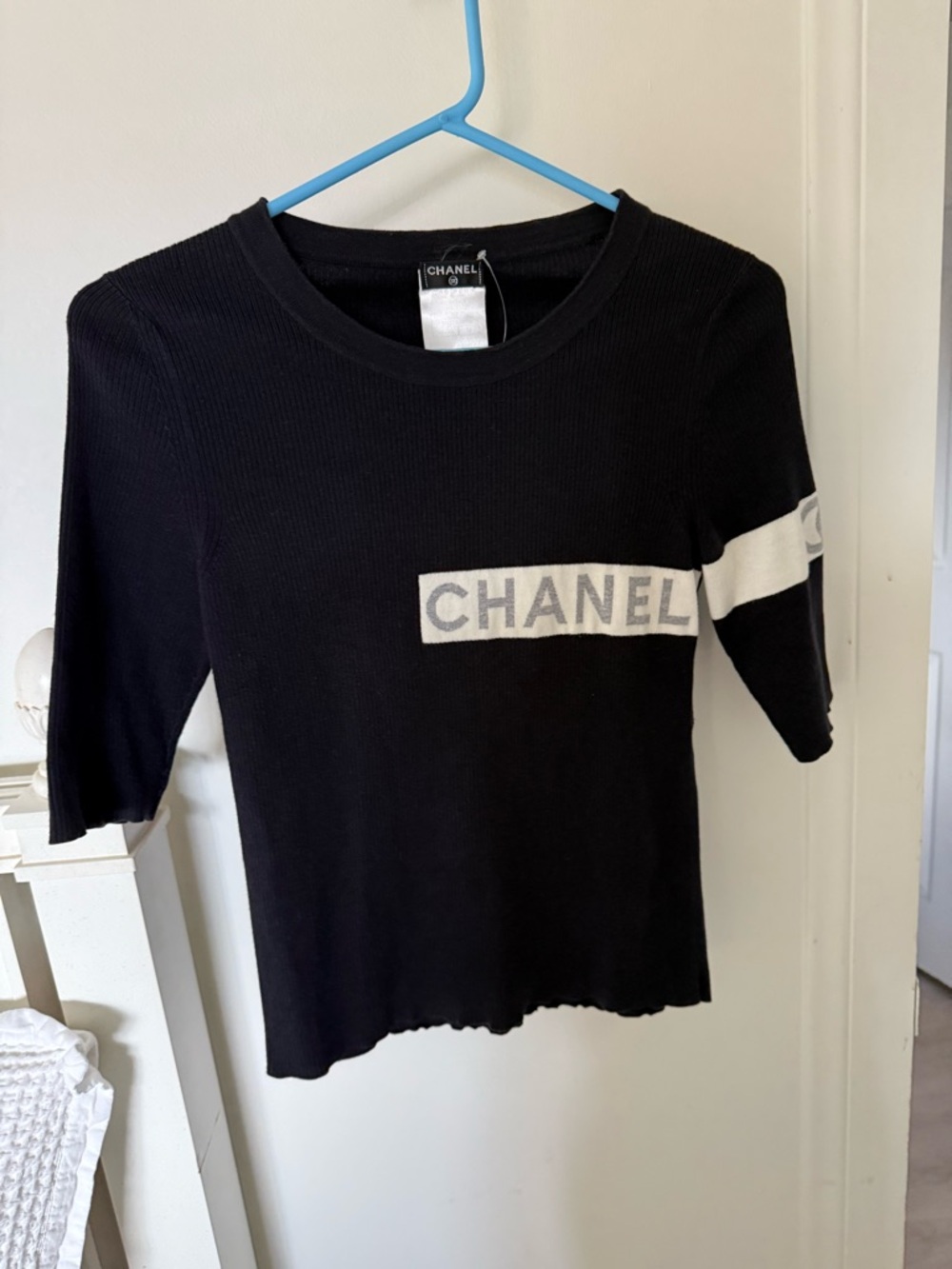 CHANEL Black cotton Short Sleeve cable Knit Top with White Logo Band/CC sleeve